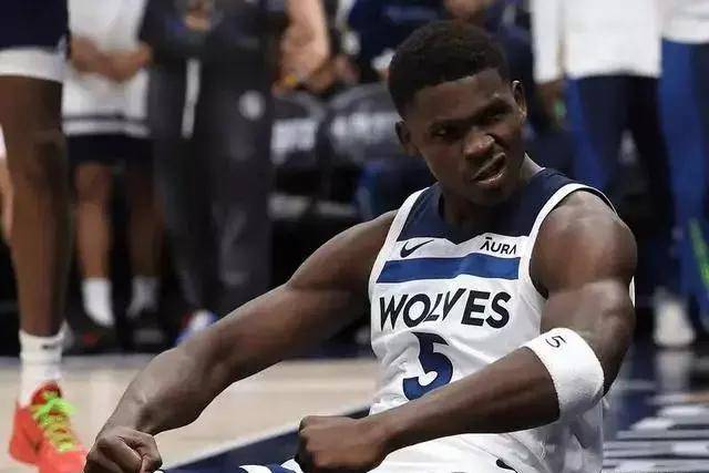 巴萨17岁小将面部受伤缝10针 赛后社交媒体晒图